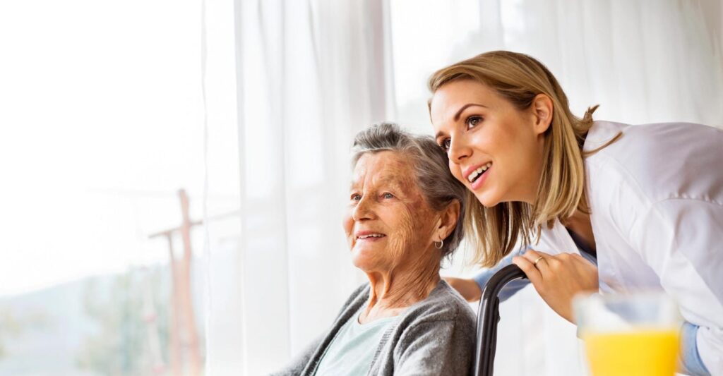 Τρίτη Ηλικία: Ξεκινά η συνεργασία του ΕΟΠΥΥ με τις Μονάδες Φροντίδας Ηλικιωμένων