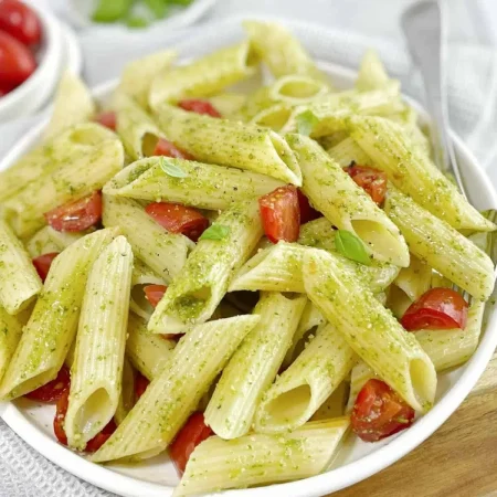 makaronosalata-me-pennes-ntomatinia-motsarela-kai-pesto-gia-energeia