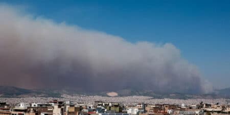 Υπουργείο Υγείας: Τα αναγκαία μέτρα πρόληψης για την αποφυγή εισπνοής καπνού και στάχτης από τις πυρκαγιές