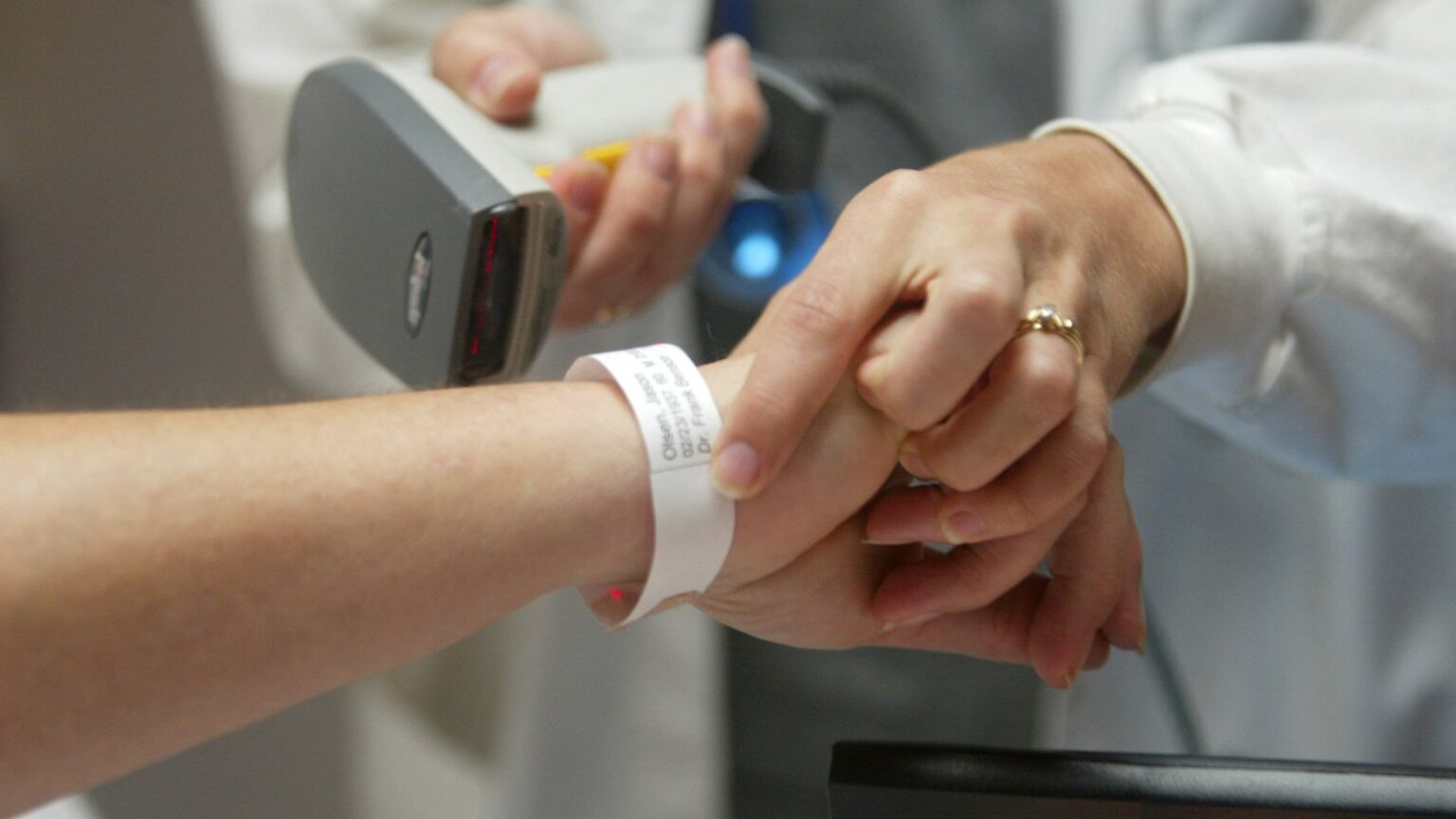 Γεωργιάδης-νοσοκομεία-βραχιολάκι