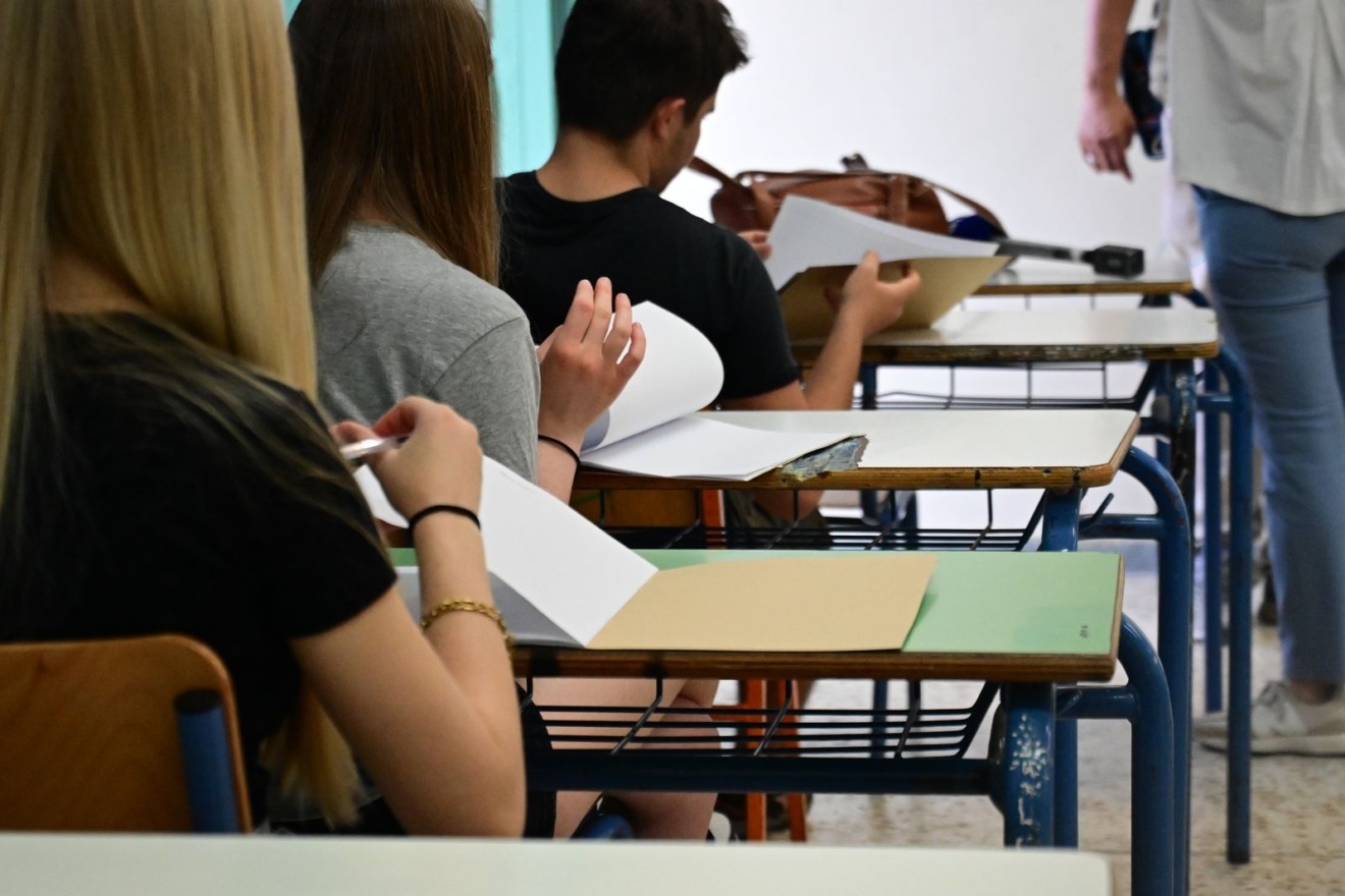 Πανελλήνιες: Μαθήτρια απειλήθηκε από διευθύντρια εξεταστικού κέντρου για μηδενισμό, επειδή φορούσε ακουστικά βαρηκοΐας! panellinies-