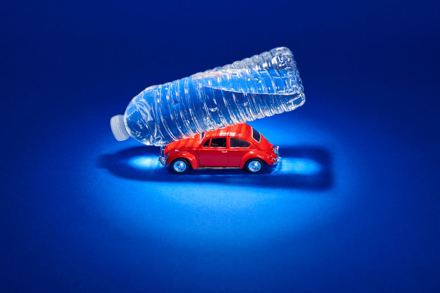 Τι συμβαίνει αν πιείτε νερό από πλαστικό μπουκάλι που ξέμεινε στη ζέστη – Κίνδυνοι για την υγεία