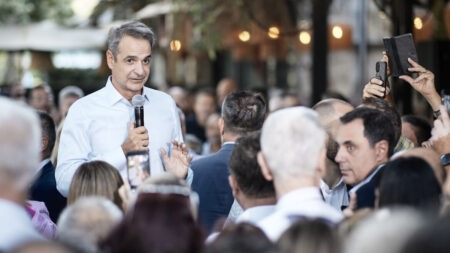 Επίσκεψη-Μητσοτάκη-σε-ασθενή-του-Χαϊδαρίου-που-λαμβάνει-φάρμακα-κατ’-οίκον