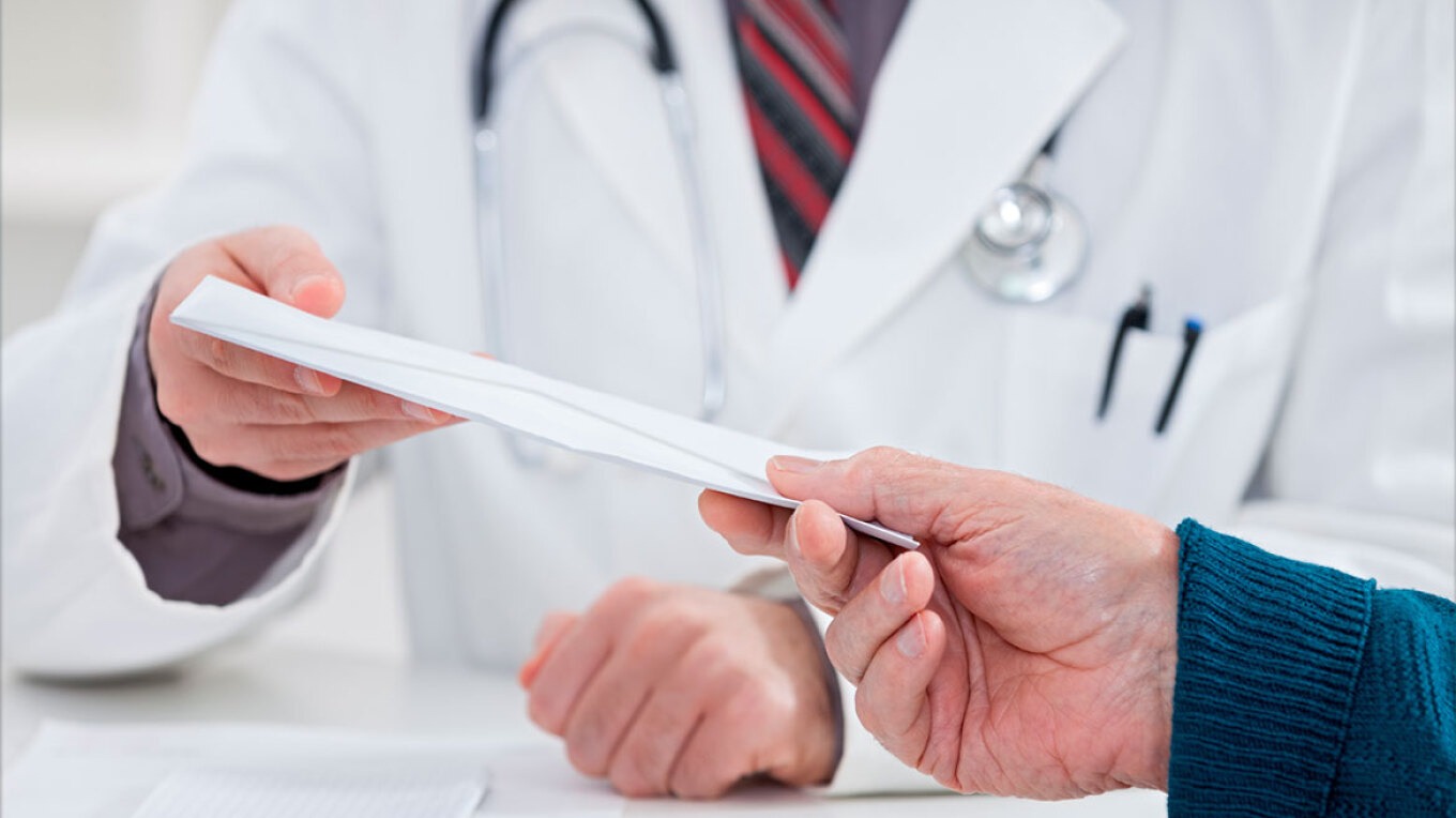 Ογκολόγος καταδικάστηκε σε φυλάκιση 12 μηνών για “φακελάκι” και απάτες