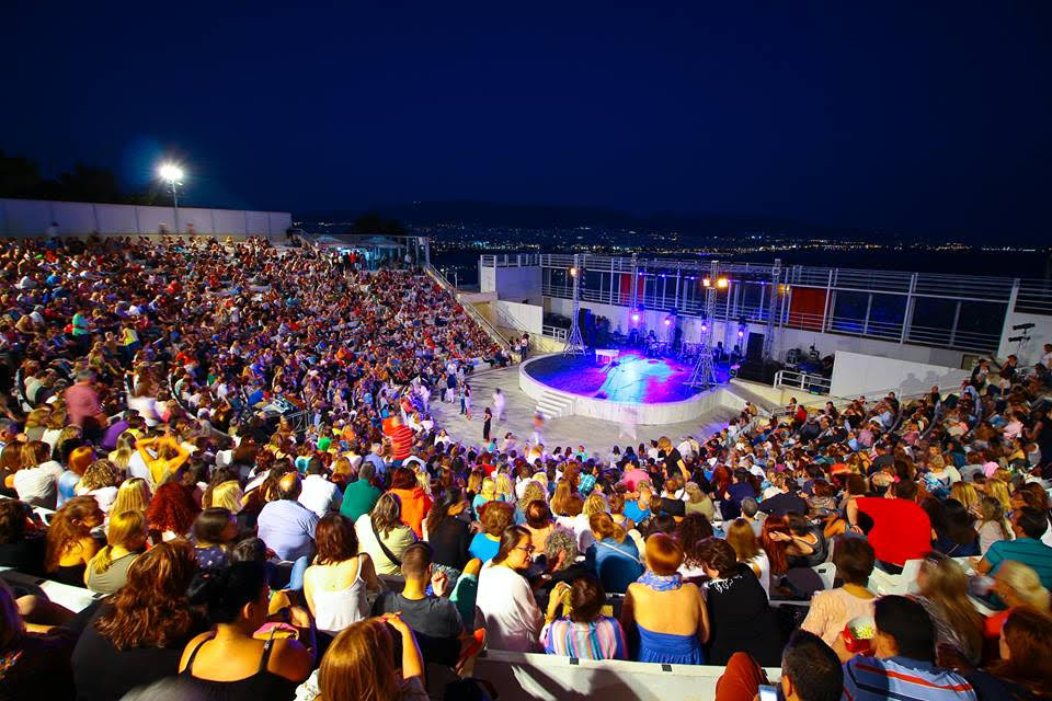 Η θεατρική ομάδα του Νοσοκομείου Μεταξά «Metaxact» στο Βεάκειο Θέατρο Πειραιά