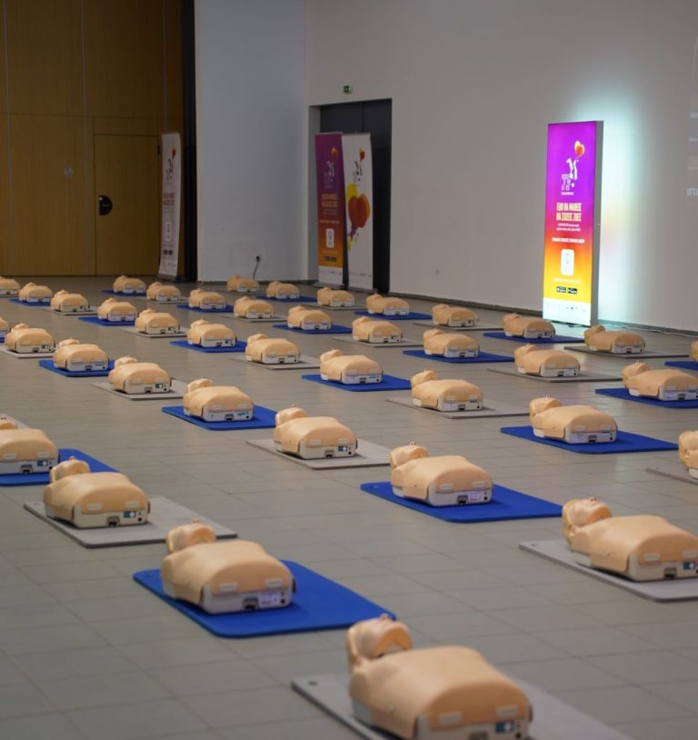 Θεσ/νίκη: Πανελλήνιο ρεκόρ ΚΑΡΠΑ από 60.650 μαθητές – Εκστρατεία για να γίνει μάθημα στα σχολεία