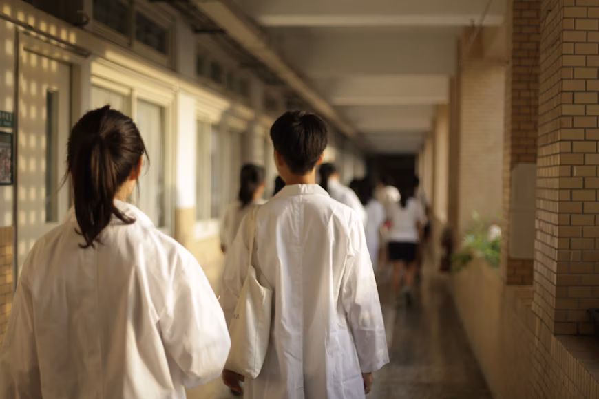 Σε διαβουλεύσεις τα υπουργεία Υγείας και Παιδείας – Πληγή για το ΕΣΥ ο «σχολικός νοσηλευτής»