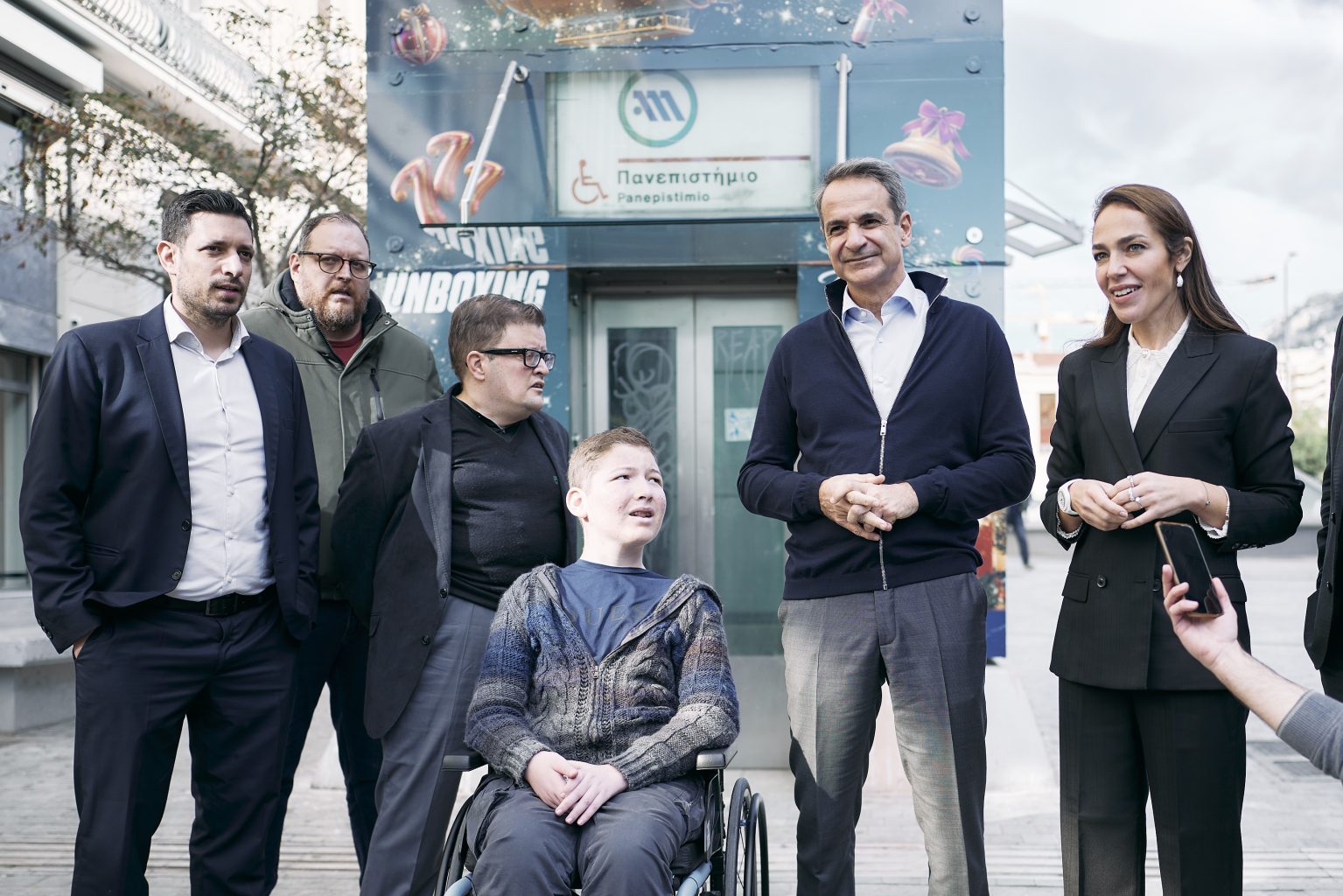 Ευρωπαϊκή Κάρτα Αναπηρίας: Η βόλτα Μητσοτάκη στο Μετρό με τον Παναγιώτη και τον Πέτρο μητσοτάκης άτομα με αναπηρία