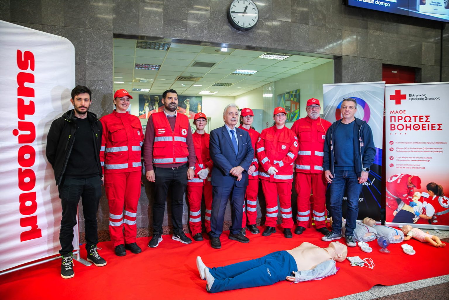 Το Μετρό της Αθήνας εξοπλίστηκε με αυτόματους απινιδωτές – Τοποθετήθηκαν σε κάθε έναν από τους 66 σταθμούς απινιδωτές στο μετρό