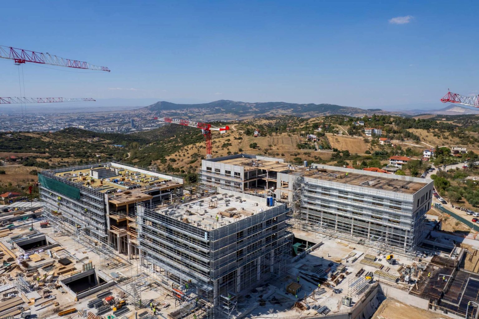 κατασκευή των τριών νέων νοσοκομείων
